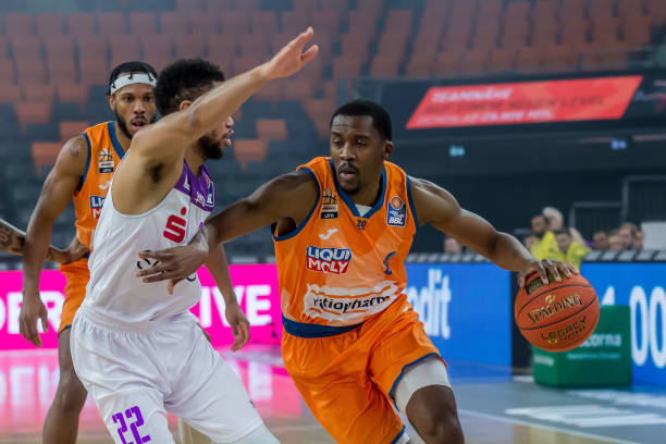 球防守中吃 球防守中吃